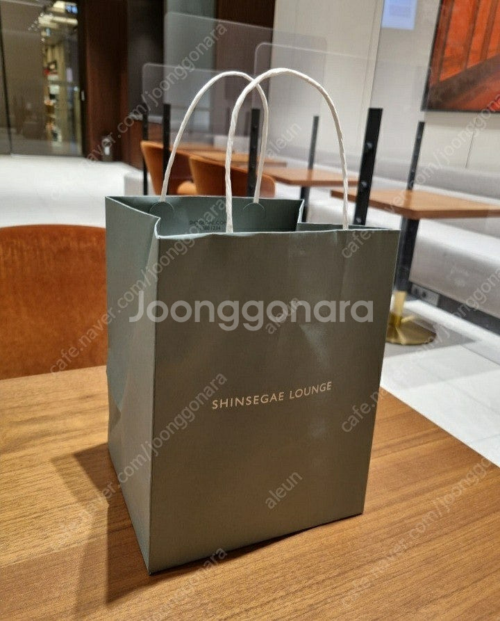 신세계 퍼스트, 트리니티라운지 쇼핑백 및 캐리어 60개--0