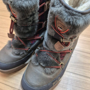 휠라 털부츠 240사이즈입니다. 털 안감으로 되어있어