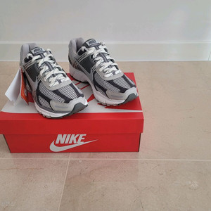 나이키 줌 보메로 5 프리미엄 라이트 플랫 퓨터