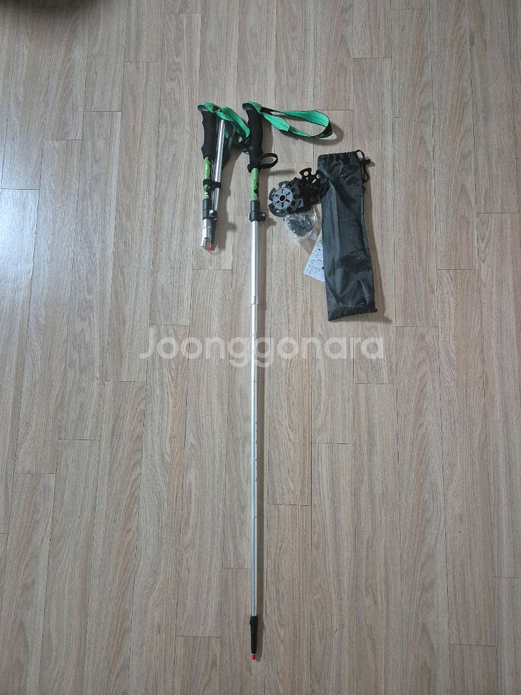 등산용 고급 경량 3단 트래킹 스틱. 새제품입니다.--0