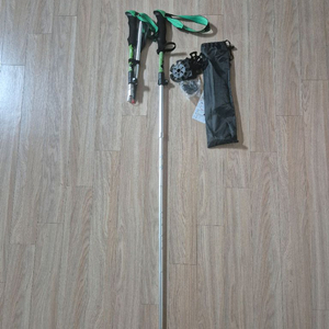 등산용 고급 경량 3단 트래킹 스틱. 새제품입니다.