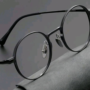 남녀공용 티타늄 소재 최고급 안경. 새제품입니다