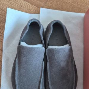 (새상품)꺌랑 new 로퍼 차콜그레이 225사이즈