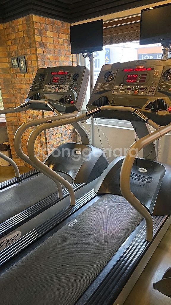 스타트랙 런닝머신 1대 + TV +TV거치대 판매합니다--2