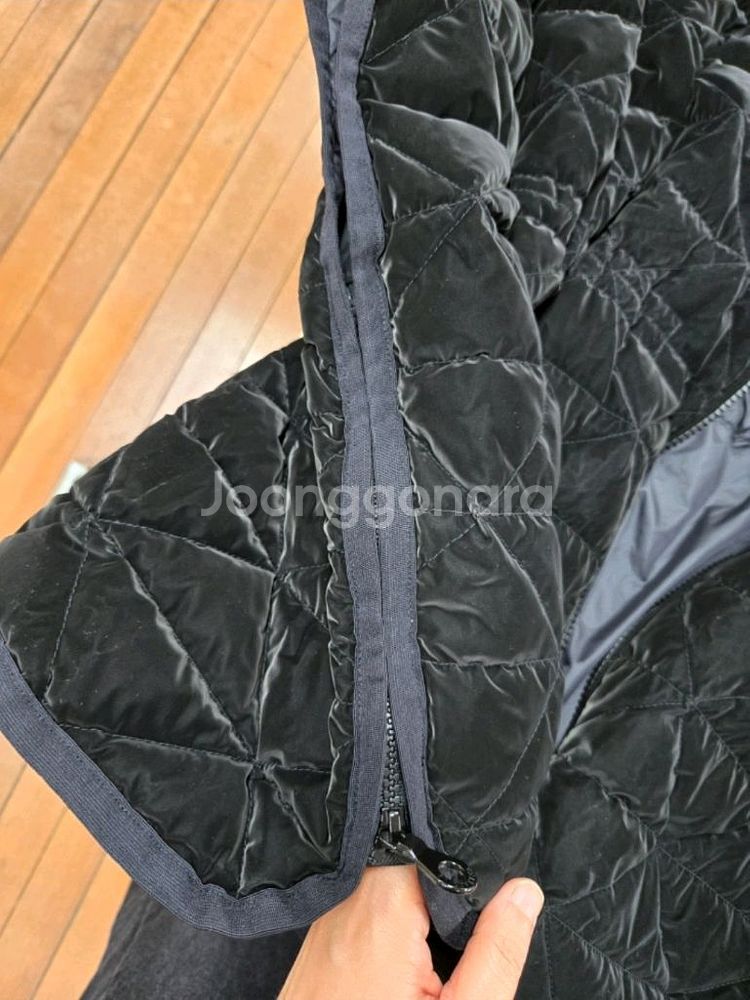 듀베티카 24Fw 벨벳 다운 판초 36사이즈 판매해요!--5