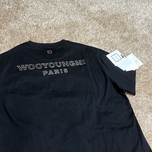 우영미 아웃라인 백로고 반팔티 블랙