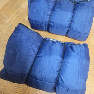 캠핑 침낭 2개 + 콜맨 베개 2개