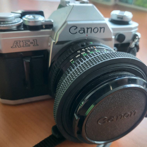 케논 AE1 필름 카메라 와 빈티지 오토바이 피규어