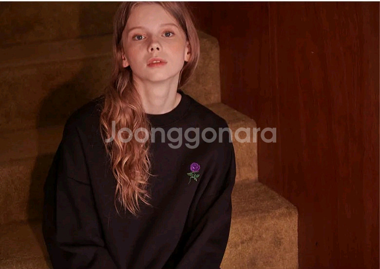 기모 오버핏 맨투맨 장미 자수 블랙--1