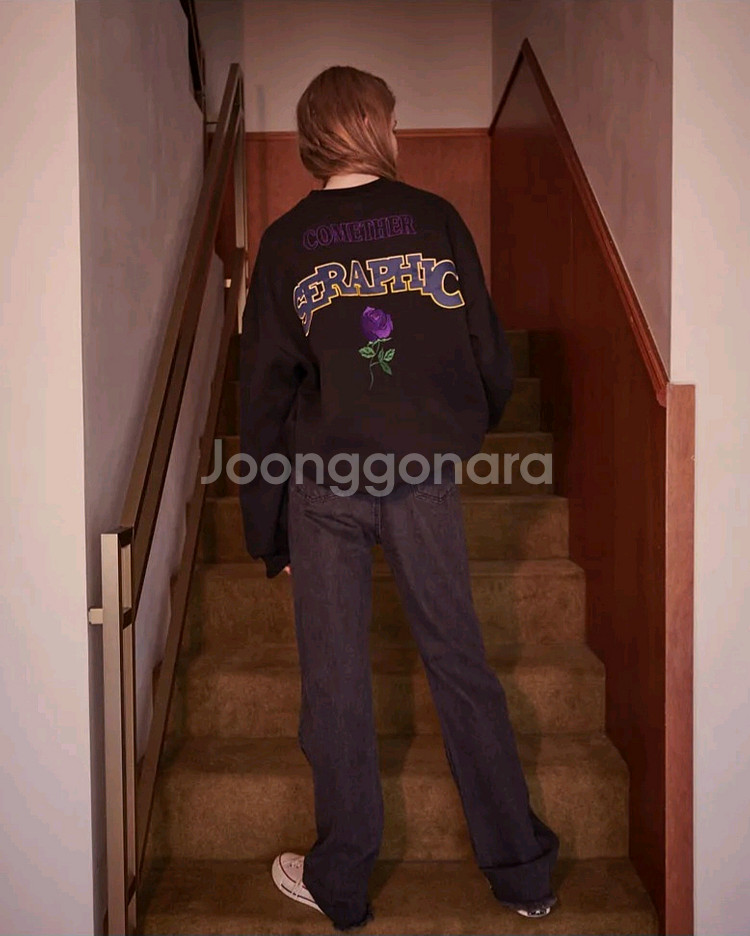 기모 오버핏 맨투맨 장미 자수 블랙--2