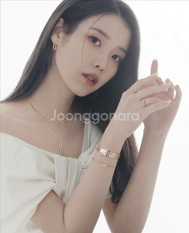 더티스 리본 탑 (아이유,안유진,나연,지젤,은하) 착용--0