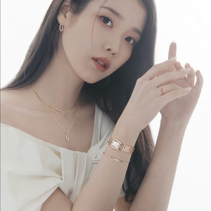 더티스 리본 탑 (아이유,안유진,나연,지젤,은하) 착용