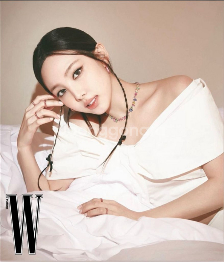 더티스 리본 탑 (아이유,안유진,나연,지젤,은하) 착용--2