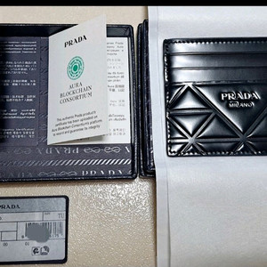 프라다 밀라노 스파졸라토 트리아 브러시드 카드지갑
