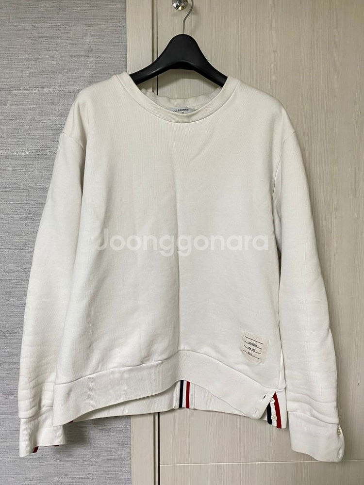 [3] 톰브라운 백삼선 맨투맨 화이트--1