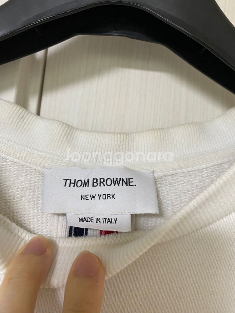 [3] 톰브라운 백삼선 맨투맨 화이트--2