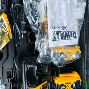 디월트 직쏘 새 상품DCS 334 P2