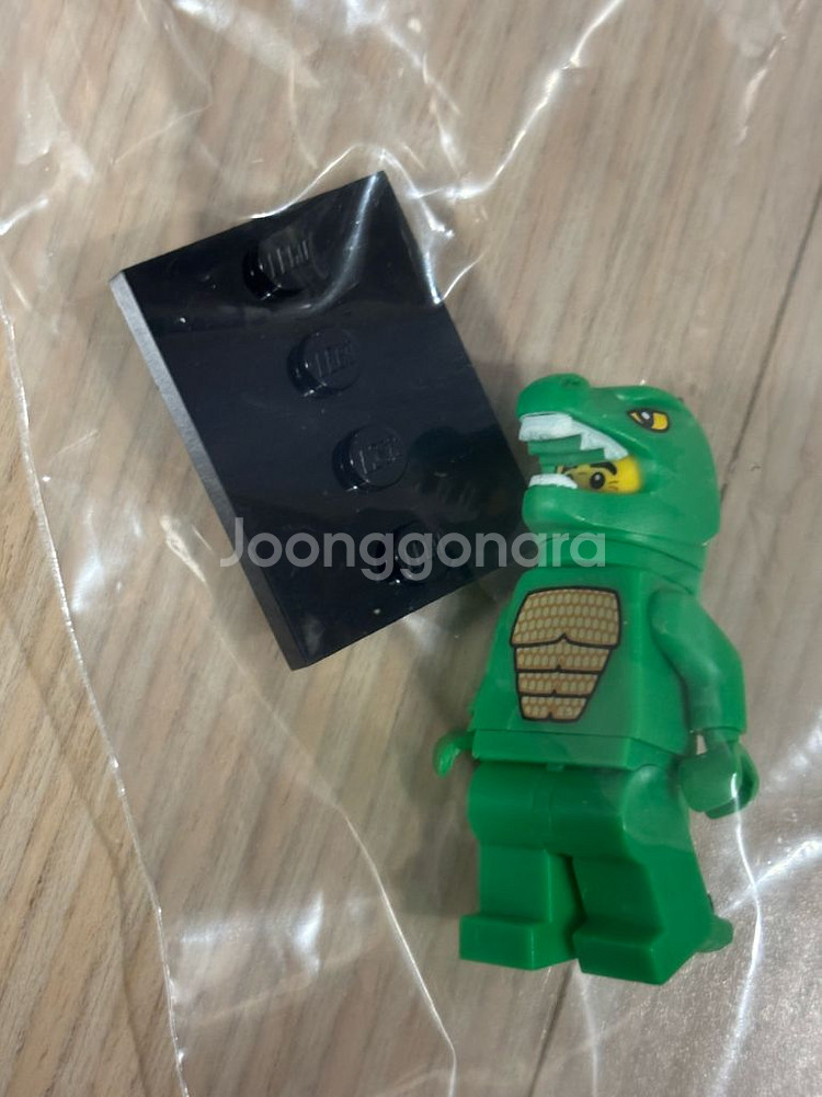 레고 미니피규어 시즌5-6 공룡탈 2개 판매합니다.--0