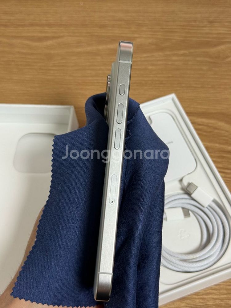 아이폰 15pro 화이트--4