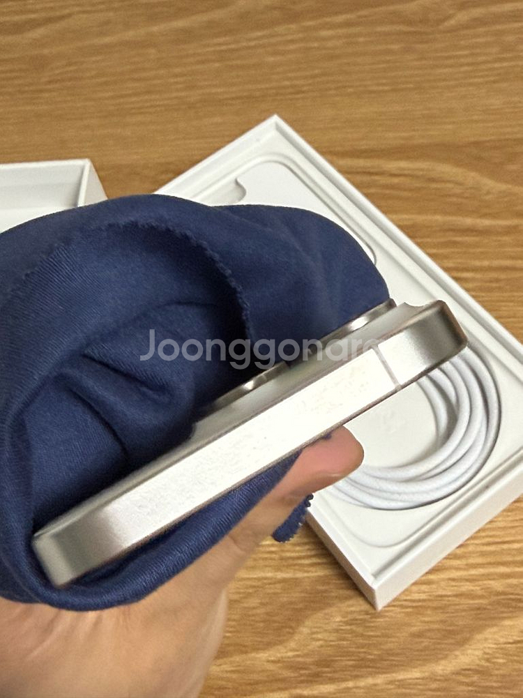 아이폰 15pro 화이트--12