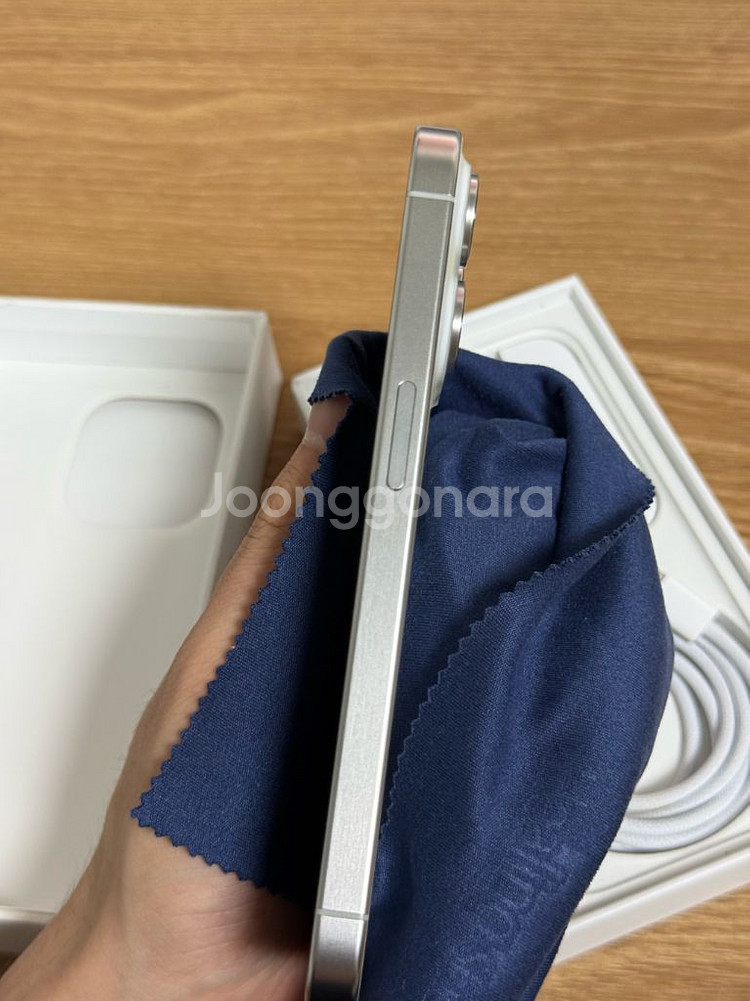 아이폰 15pro 화이트--14