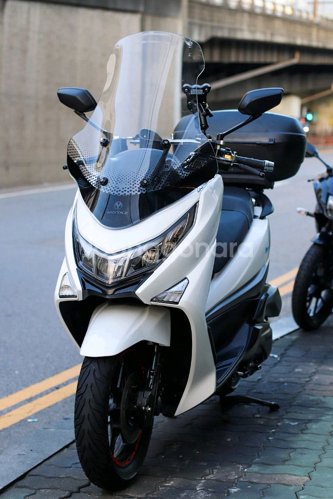 uhr125 dna모터스 23년식 오토바이 판매합니다--2