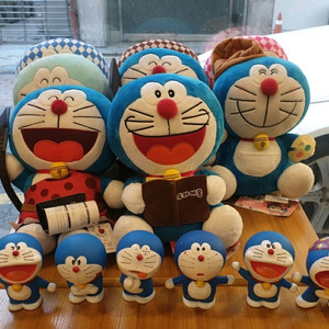 도라에몽 인형 정품 뒤에 큰건 다 정품 라벨. 붙어있음