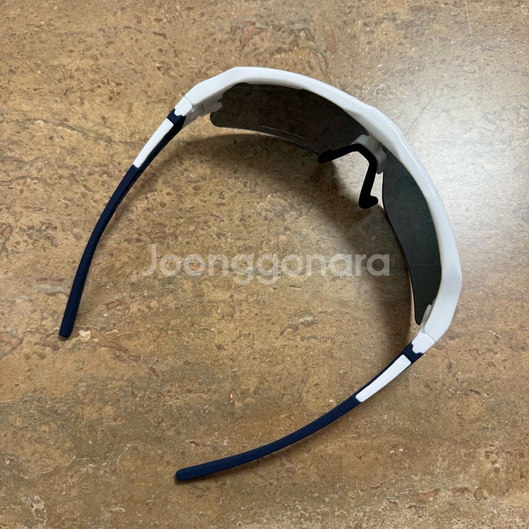 나이키 러닝 선글라스 새상품 (디스트릭트비전 오클리)--2