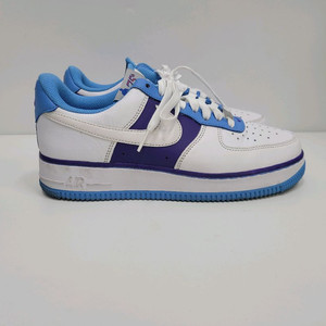 NIKE 에어포스1 07 LV8 EMB 레이커스 260
