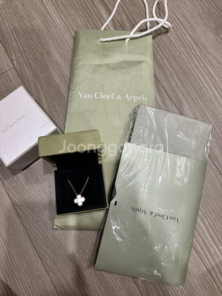 반클리프 빈티지 알함브라 마더오브펄 목걸이 판매합니다--1