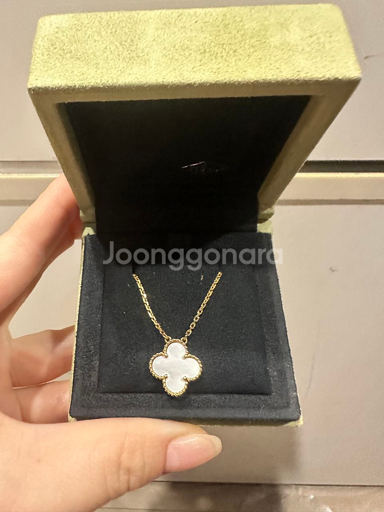 반클리프 빈티지 알함브라 마더오브펄 목걸이 판매합니다--0