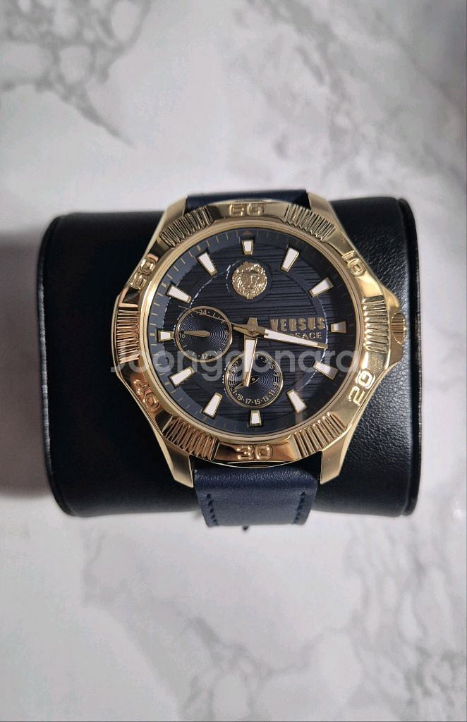 베르사체 남성 금장시계 풀박스 새상품--0
