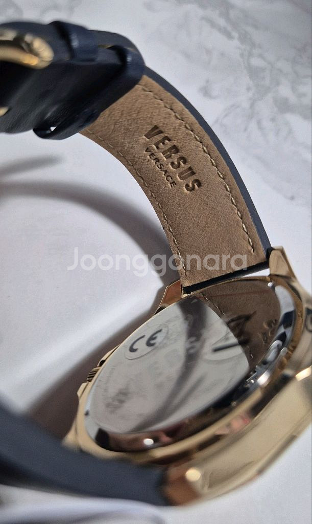 베르사체 남성 금장시계 풀박스 새상품--4