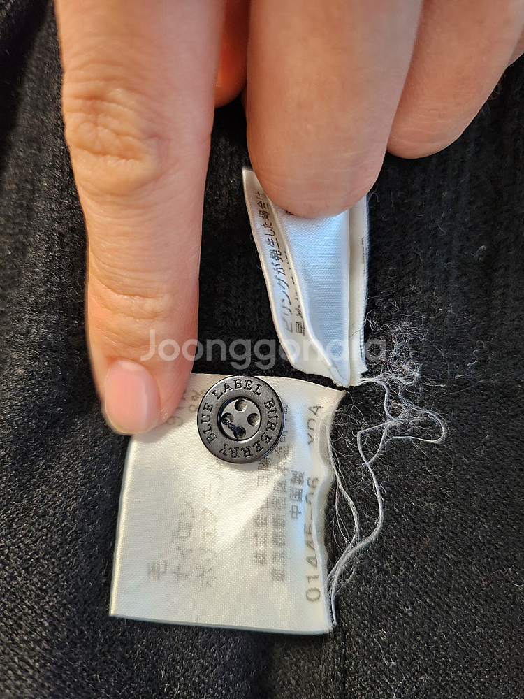 정품.burberry 울 가디건. 정가 50만원대.--2