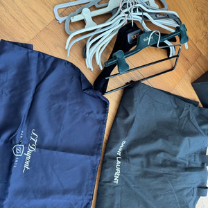 명품옷걸이,생로랑 코트케이스,쥬트백 등 새것들일괄