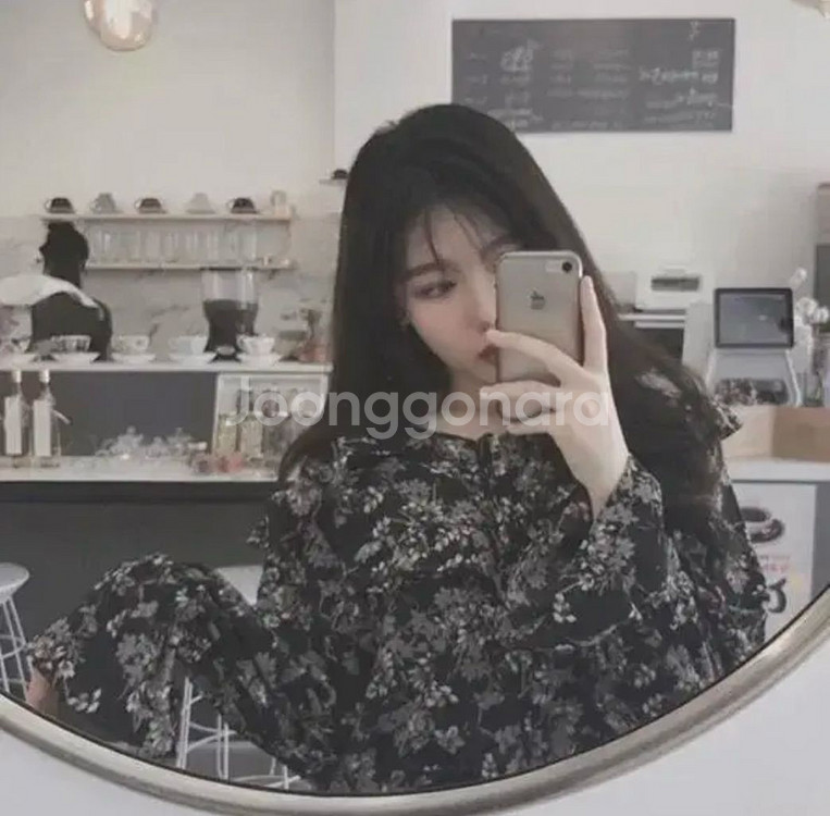 리본 셔링 플라워 꽃무늬 블라우스 블랙 검정--2
