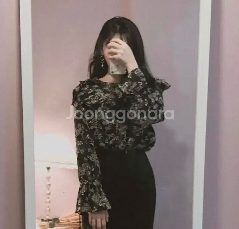 리본 셔링 플라워 꽃무늬 블라우스 블랙 검정--4
