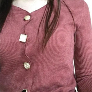 세컨에디션 말린장미/브릭색상 V넥 보석단추 골지가디건