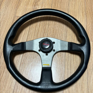 모모 스티어링 휠