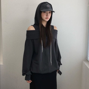 오프숄더 후드티 차콜