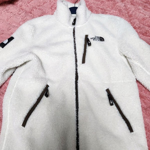 뽀글이 노스페이스 리모 플리스 자켓입니다.