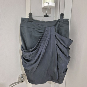 The Izzat 더 아이잗 드레이핑 미니 스커트