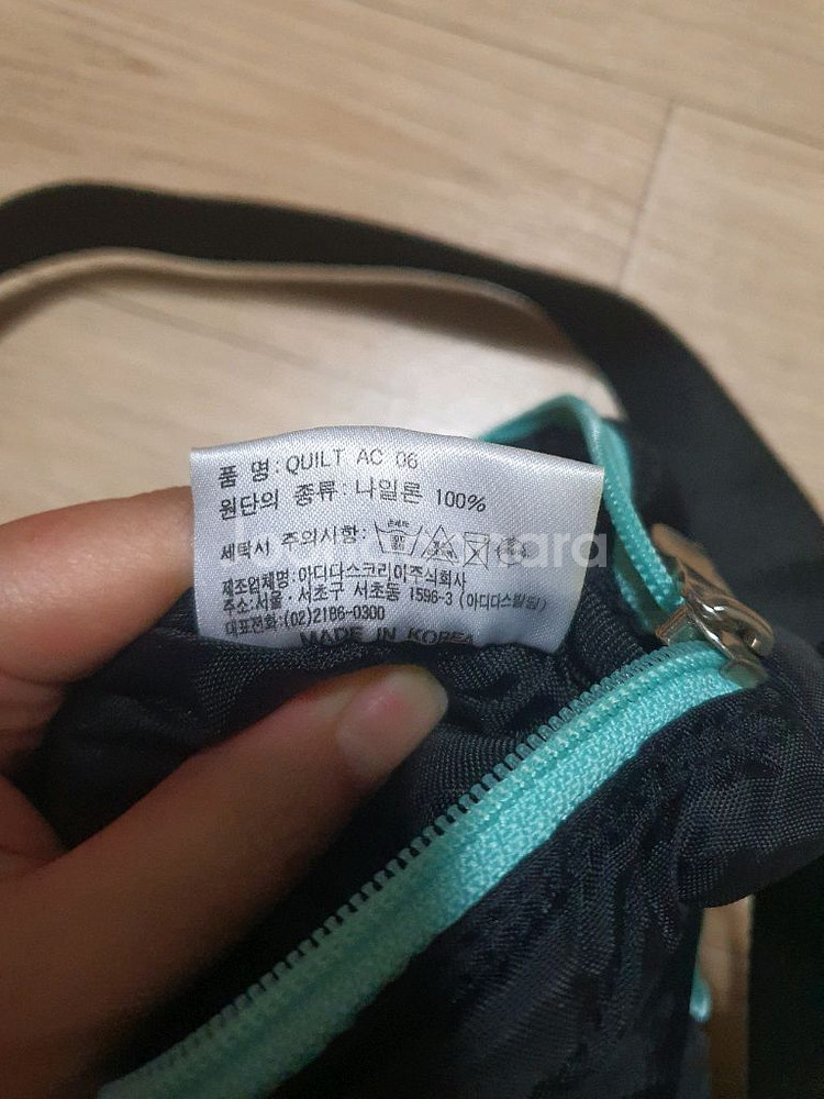 아디다스 퀼팅 패딩 크로스백 가방--3