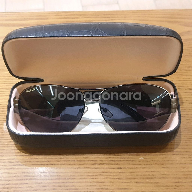 프라다 남성 선글라스 상태 전체적으로 깨끗합니다.--1