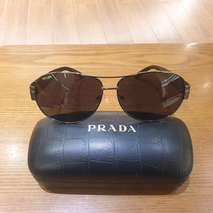 프라다 남성 선글라스 상태 전체적으로 깨끗합니다.