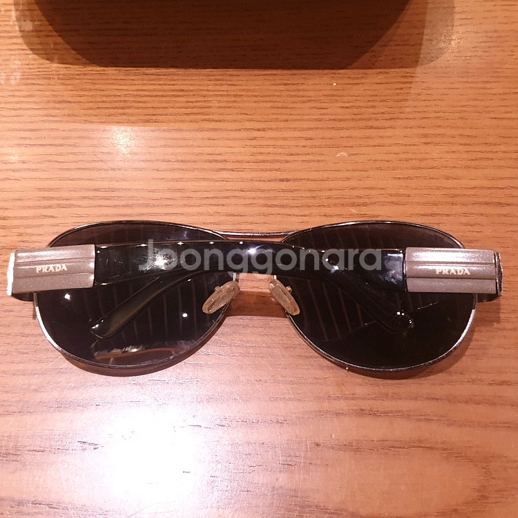 프라다 남성 선글라스 상태 전체적으로 깨끗합니다.--3