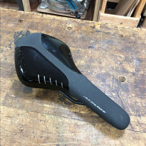 피직 안타레스 R5 안장 판매