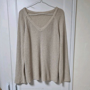 베이지 루즈핏 브이넥 니트