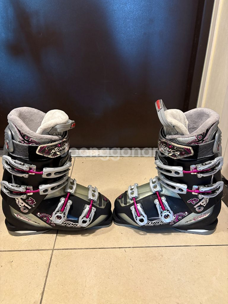 로시뇰. 노르디카 스키 부츠--0