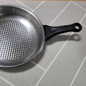 휘슬러 후라이팬입니다 26cm엠보싱 바닥